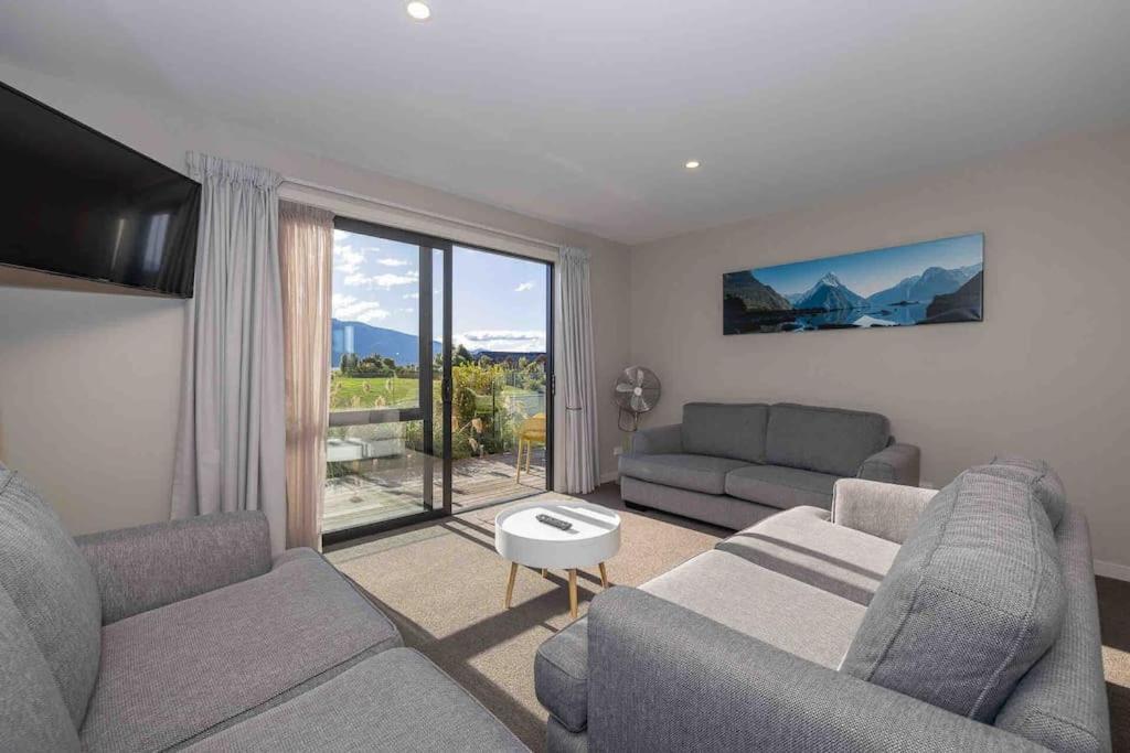 Great Views From New 2 Bedroom Apartment Те-Анау Экстерьер фото